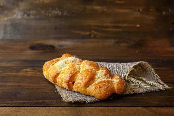 Hembakade Kakor Bakverk Med Keso Och Jordgubbssylt Mörk Trä Bakgrund — Stockfoto