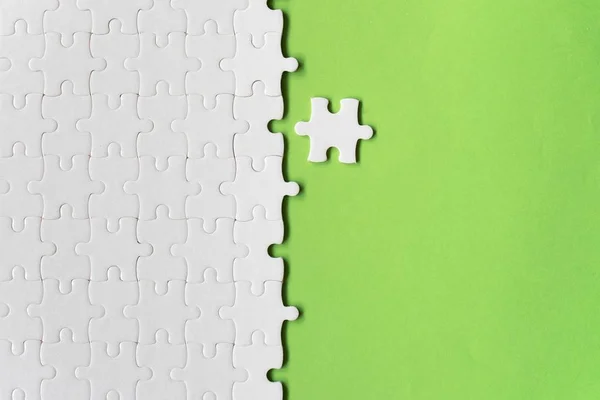 White Details Puzzle Green Background — Stock Photo, Image