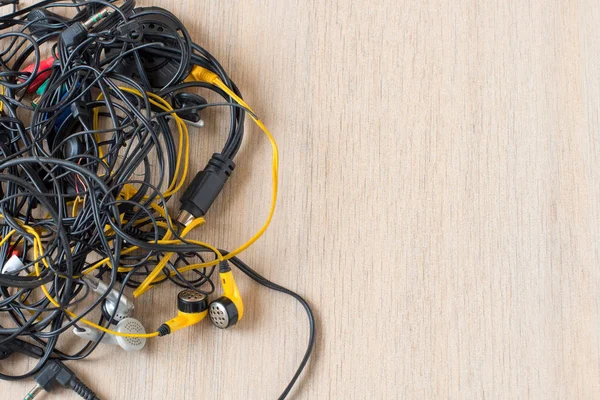 yukarı karıșmayı, bağlantıları ve eski kabloları kitle.