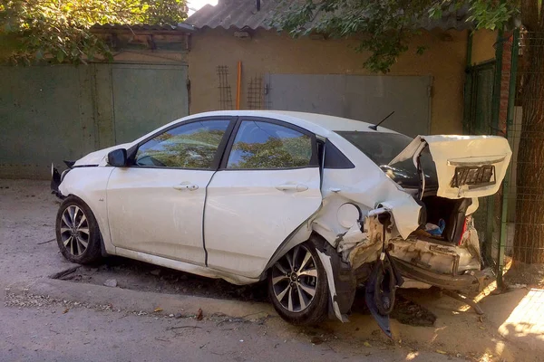 Beyaz araba kaza sonucu hasar.