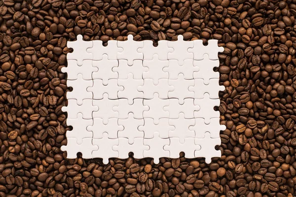 White Jigsaw Puzzle Coffee Beans Background Copy Space — Stock Photo, Image