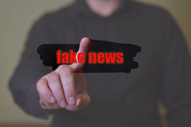 Adam sahte haber yazıt ile misted cam kapalı mendil.