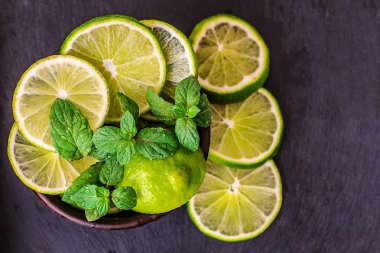 kireç dilimleri witn nane karanlık masada. Detoks diyeti.