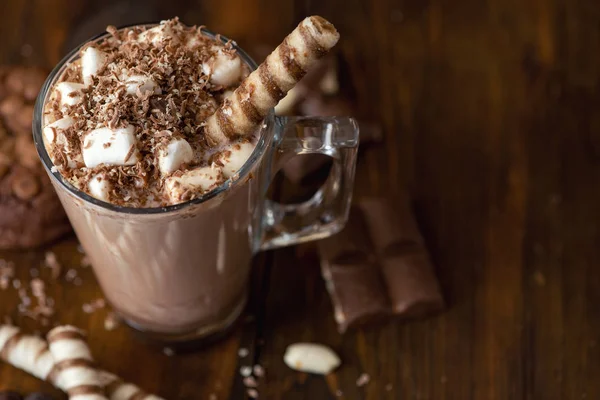 Fincan kakao marshmallows ve koyu ahşap zemin üzerine çikolatalı kurabiye. Üstten görünüm.
