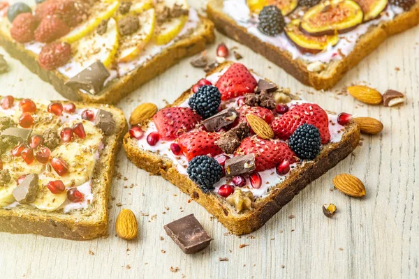 健康的な朝食 クリーム チーズと全粒トースト な果物 ナッツのスライス 平面図です ダイエットの概念 — ストック写真