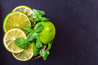 kireç dilimleri witn nane karanlık masada. Detoks diyeti.