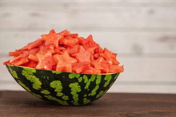 Vattenmelon Skivor Form Stjärna Skål Mörk Trä Bakgrund — Stockfoto