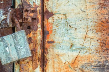 eski paslı metal kapı asma kilit ile kapalı.
