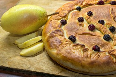 Ev yapımı elmalı turta. Elma ve armut bir ahşap tahta üzerinde parçalar ile pasta. Yakın çekim.