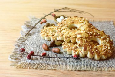 çuval bezi, peçeteye fındıklı kurabiye. Yakın çekim.