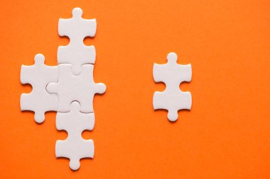 Bulmaca turuncu zemin üzerine beyaz ayrıntılarını.