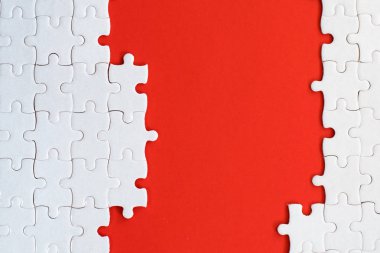 Bulmaca kırmızı zemin üzerine beyaz ayrıntılarını.