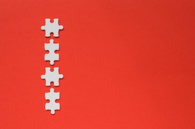 bulmaca kırmızı zemin üzerine dört beyaz ayrıntıları.