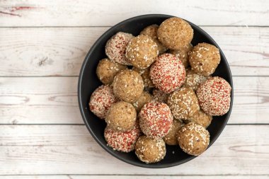 Enerji ısırıkları tarihleri, kaju, Kuru üzüm, kızılcık ve badem. Üstten görünüm. Kopya alanı ile