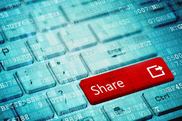 Metin pay üstünde mavi dijital dizüstü klavye ile kırmızı tuşa.