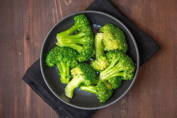 Broccoli Verdi Freschi Piatto Nero Fondo Legno Marrone Vista Dall — Foto Stock