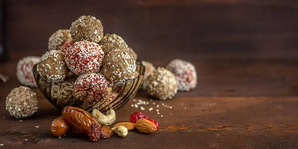 Enerji ısırıkları tarihleri, kaju, Kuru üzüm, kızılcık ve badem. Yan görünümü. Kopya alanı ile