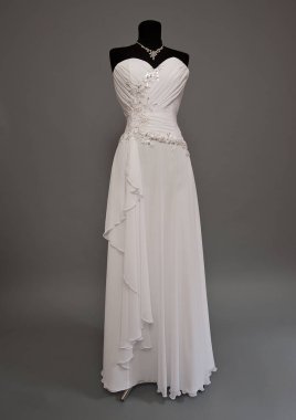 Bir manken üzerinde beyaz gelinlik.