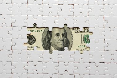 yüz dolarlık banknotlar üzerinde beyaz bulmaca.