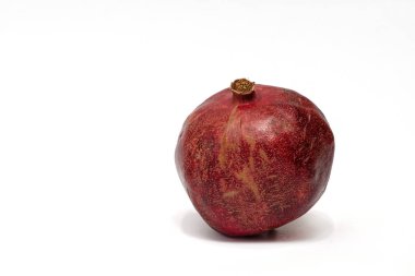 Beyaz arkaplanda izole edilmiş nar.