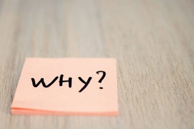 Neden pembe Yapışkan notu üzerinde soru.