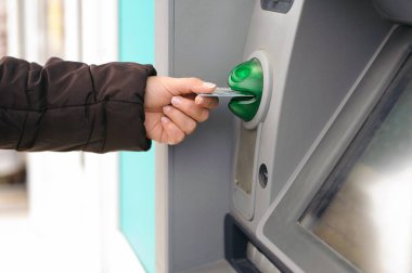 Banka makinesine para çekmek için ATM kartı yerleştiriliyor.