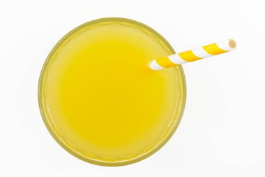 Sarı meşrubat bardağına üstten görünüm. Beyaz arka plan üzerinde izole.