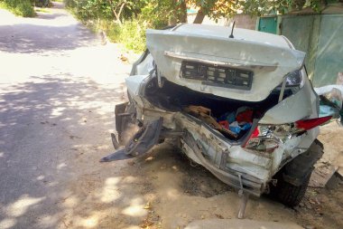 Beyaz araba kaza sonucu hasar.