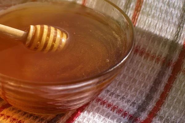 Honig Tropft Aus Einem Hölzernen Honiglöffel Nahaufnahme — Stockfoto