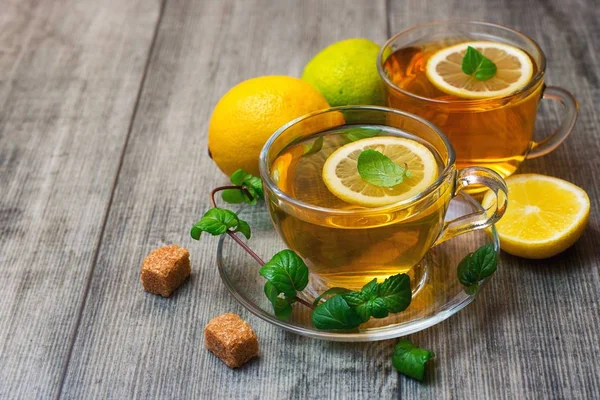 Dois Copos Chá Vidro Com Limão Limão Hortelã Fundo Madeira — Fotografia de Stock
