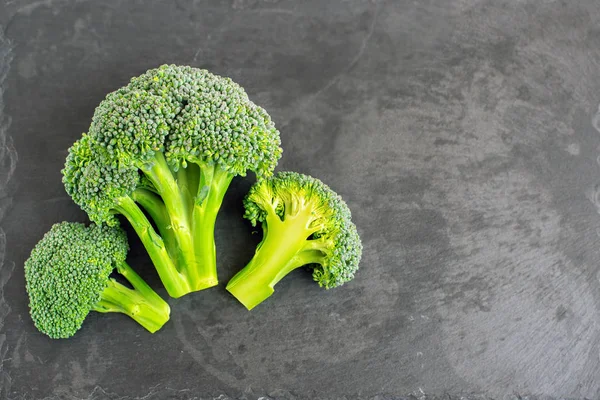 Broccoli Freschi Fondo Nero Vista Dall Alto — Foto Stock