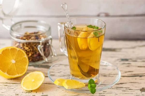 Xícara Chá Limão Com Fatias Limão Hortelã Mesa Madeira Leve — Fotografia de Stock