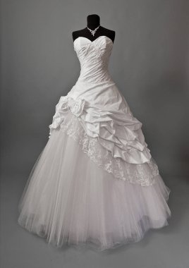 Bir manken üzerinde beyaz gelinlik.