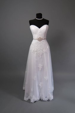 Bir manken üzerinde beyaz gelinlik.