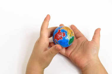 Dünya çocuk el ele tutuşur.