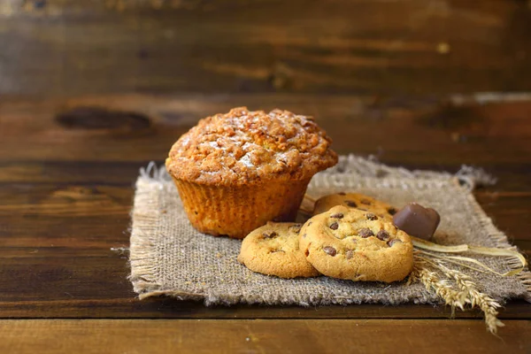 Cupcake Och Cookies Med Choklad Mörk Trä Bakgrund — Stockfoto