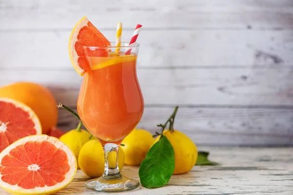 Grapefruit Juice Glass Fresh Grapefruit Slices Light Wooden Table Copy — Stock Photo, Image