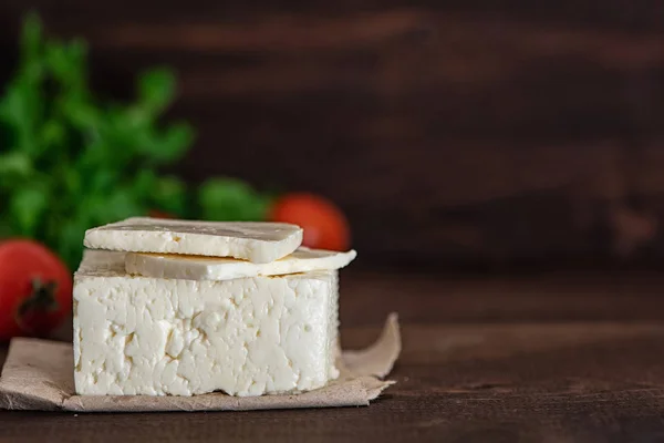 Grand Morceau Fromage Feta Sur Une Table Bois Sombre Concentration — Photo