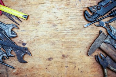 Ahşap arka plan üzerinde eski vintage el aletleri. Üstten görünüm. Kopya alanı ile.