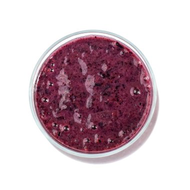 Blueberry smoothie bir cam kavanoz izole üzerinde beyaz arka plan. Üstten görünüm.