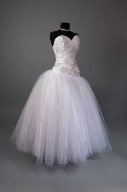 Bir manken üzerinde beyaz gelinlik.
