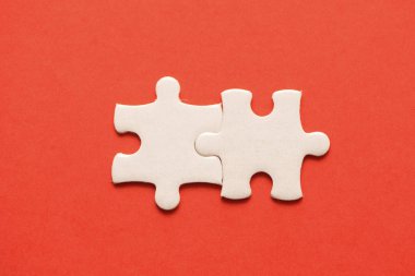 İki ayrıntılarını bulmaca kırmızı zemin üzerine beyaz.