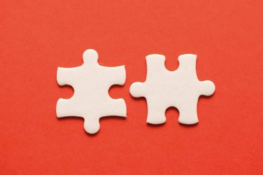 İki ayrıntılarını bulmaca kırmızı zemin üzerine beyaz.