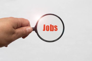 cam el büyüteç ve beyaz arka plan işleri kelime. İş arama kavramı,