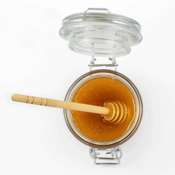芳香蜂蜜与浸渍入罐子查出在白色背景 顶视图 — 图库照片