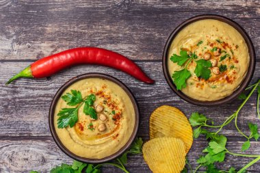 Klasik humus kase ahşap masa üzerinde. Üstten görünüm.