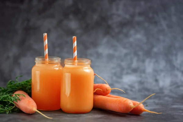 Очки Морковного Сока Овощами Сером Столе Вид Сбоку — стоковое фото