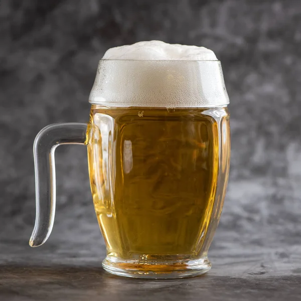 Becher Helles Bier Auf Grauem Hintergrund — Stockfoto