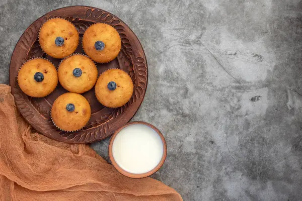 Blueberry Muffins Met Kopje Melk Grijze Achtergrond Bovenaanzicht Met Kopie — Stockfoto