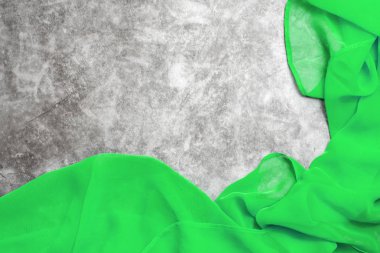 Gri zemin üzerine yeşil saten ipek kumaş. Kopya alanı.